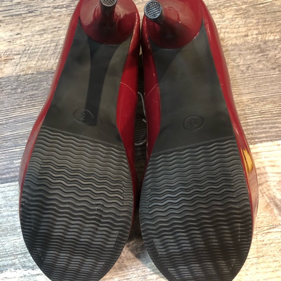 Platform 5 inch burgundy heels size 8 never worn. - Picture 4 of 6